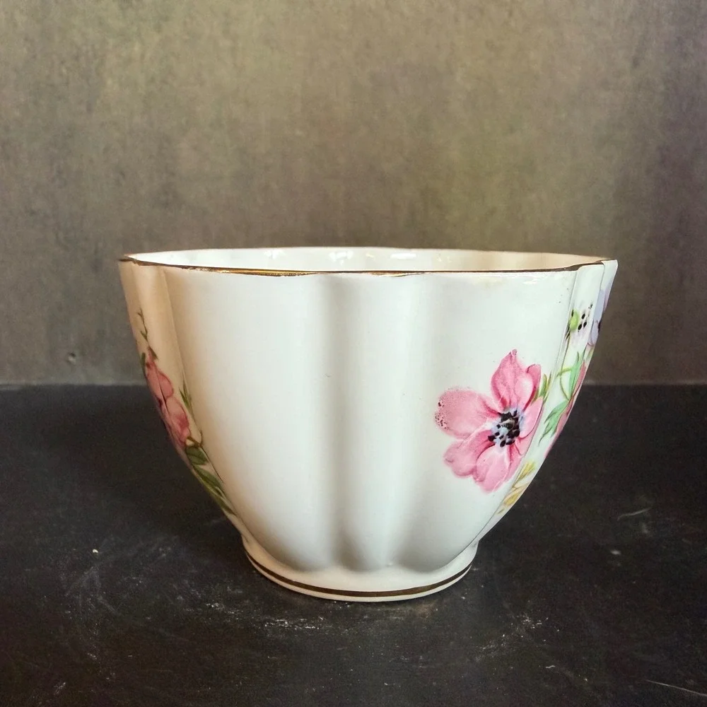 Victoria C&E Bone China England Floral Anemone Scalloped Sugar Bowl Gold Gilt